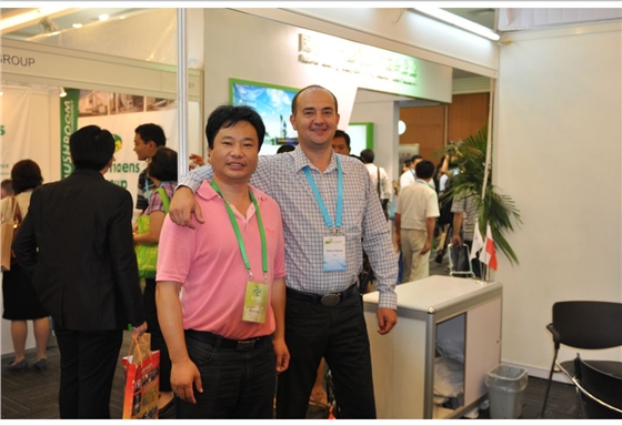 2012.08.27第18屆國際食用菌大會，與波蘭Champion出口總監(jiān)Tadeusz Raginiak一起（截屏）-億昌菌業(yè).JPG