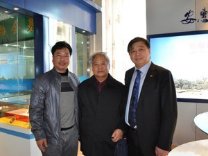 2012年3月25日與中國科學(xué)院卯曉嵐教授（中）、江蘇安惠生物科技有限公司董事長陳惠（右）一起