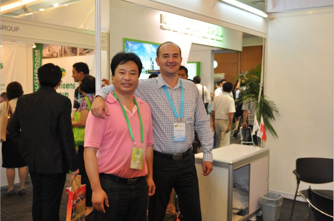 2012.08.27第18屆國際食用菌大會，與波蘭Champion出口總監(jiān)Tadeusz Raginiak一起-億昌菌業(yè).jpg