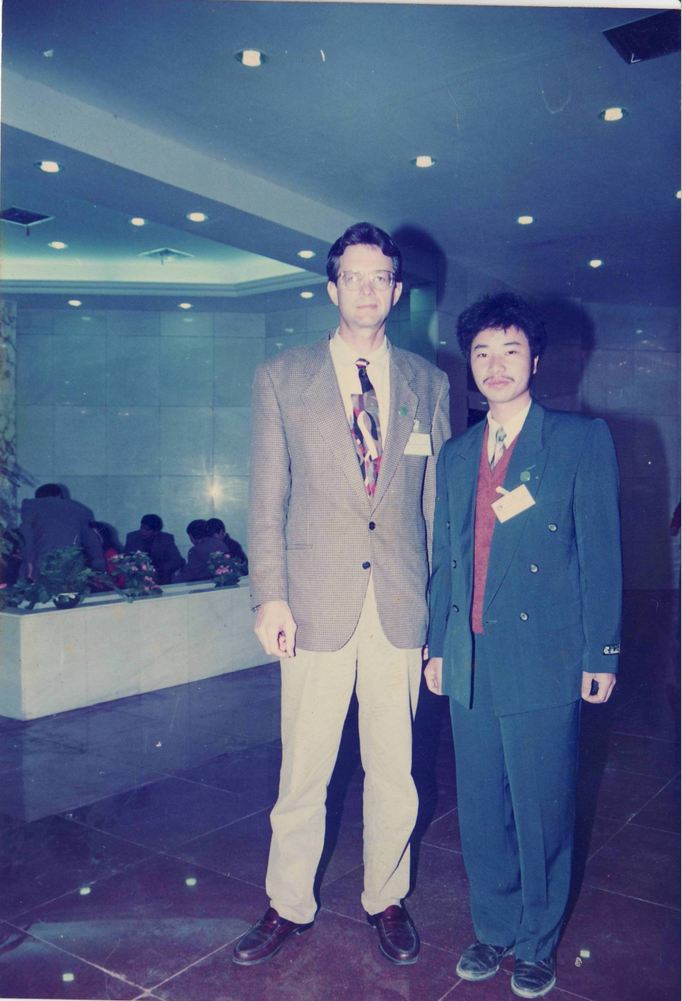 1994與國外朋友交流食用菌技術-億昌菌業(yè).JPG