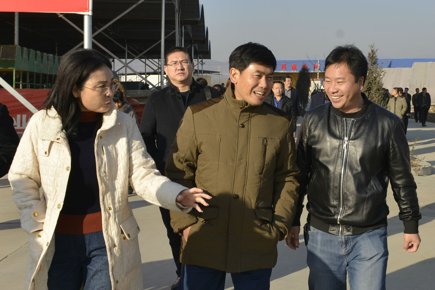 中國食用菌協(xié)會常務(wù)副會長高茂林（中）、遵化市副市長梁輝（左），對億昌公司為遵化市食用菌發(fā)展做出的突.JPG