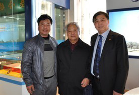 2012年3月25日與中國(guó)科學(xué)院卯曉嵐教授（中）、江蘇安惠生物科技有限公司董事長(zhǎng)陳惠（右）一起