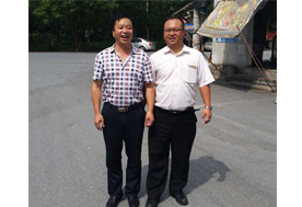 武漢菌博會(huì)展服務(wù)有限公司總經(jīng)理、易菇網(wǎng)的副總趙雄（右一）與億昌菌業(yè)張東平（左一）合影留念